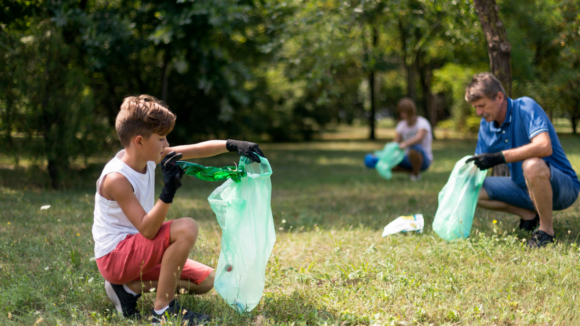 Zwierzęta w foliowej pułapce. Leśnicy apelują o zdrowy rozsądek