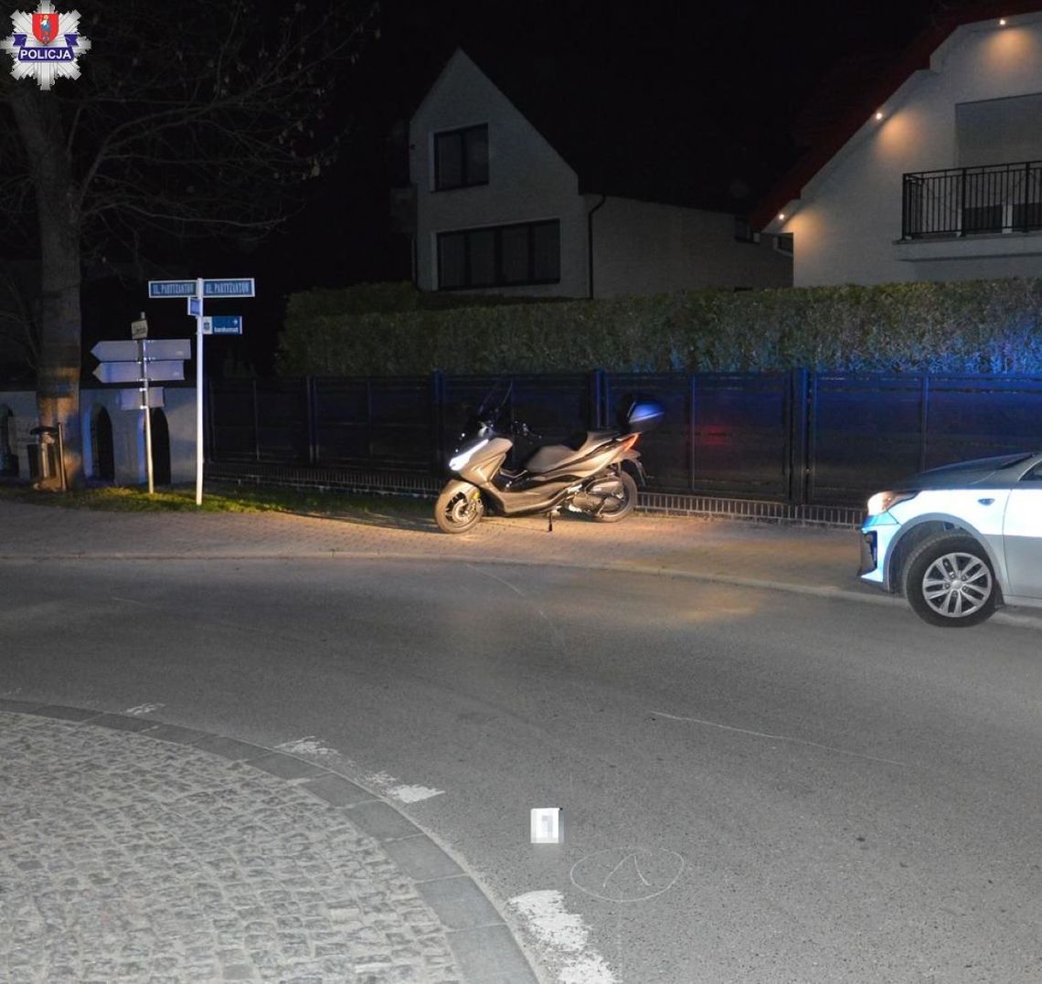 62-letni kierowca skutera skręcając z ronda w ul. Partyzantów w Zwierzyńcu, zaczepił stopką pojazdu o asfalt, przez co jednoślad się przewrócił.