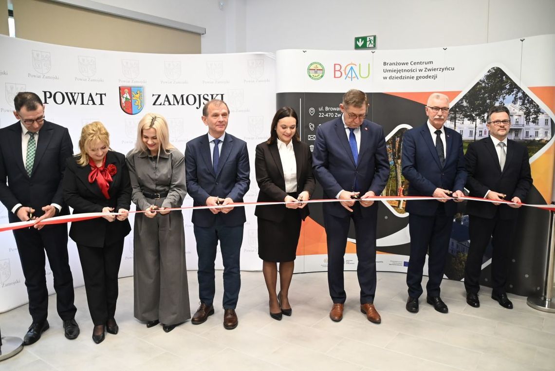 Ważnym momentem wydarzenia było symboliczne przecięcie wstęgi, które oficjalnie zainaugurowało działalność placówki. Fot. Starostwo Powiatowe w Zamościu