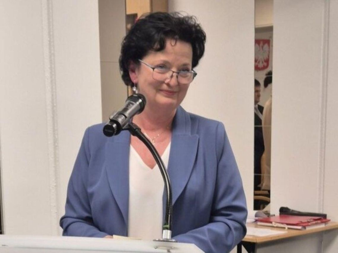 Zwierzyniec ma nową honorową obywatelkę. To Anna Korniluk – nauczycielka i kierownik zespołu tańca 26 marca Anna Korniluk odebrała tytuł z rąk burmistrz Edyty Wolanin i przewodniczącego rady miejskiej Wiesława Droździela.