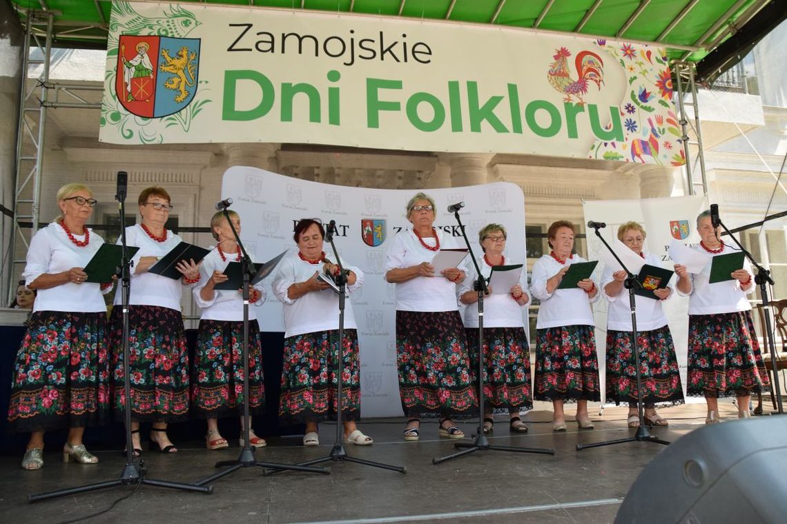 Na scenie w Zwierzyńcu występowały zespoły śpiewacze, kapele, chóry i soliści z powiatu zamojskiego.