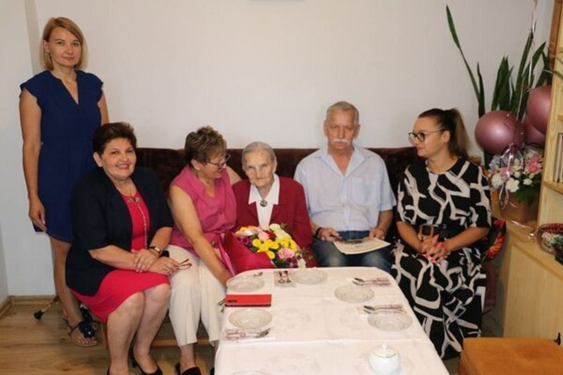 14 sierpnia jubilatkę odwiedziła burmistrz Zwierzyńca wraz z panią sekretarz i zastępcą kierownika USC. Fot. UM Zwierzyniec
