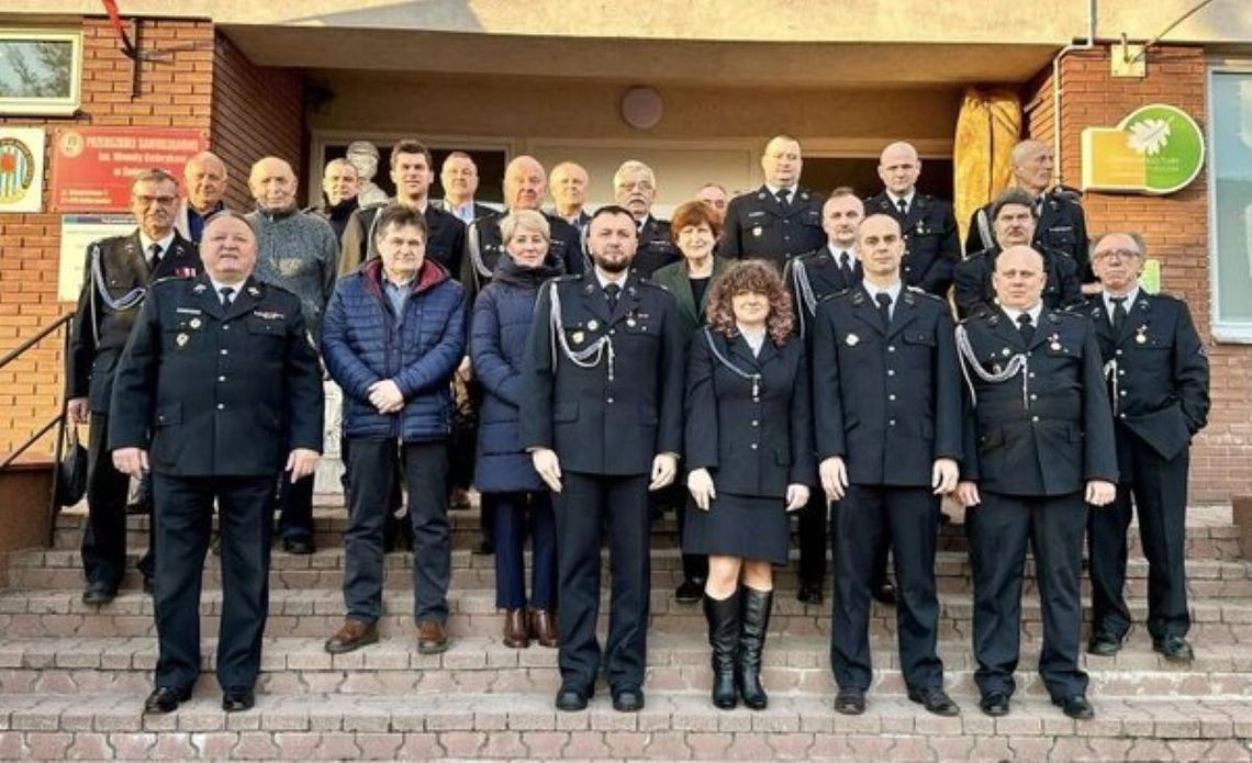 Podczas zebrania sprawozdawczego w OSP KSRG w Zwierzyńcu wręczono medale i odznaki wyróżniającym się druhom.