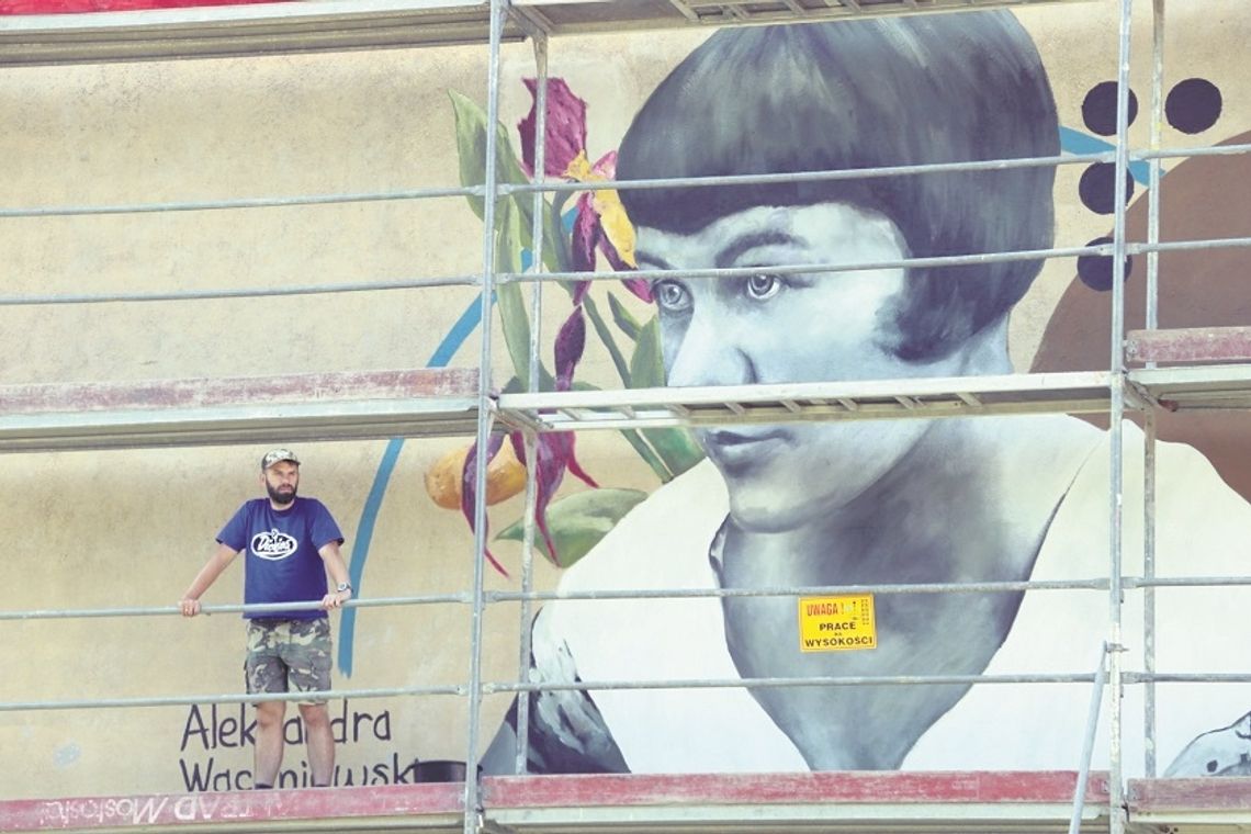 Zwierzyniec: Wachniewska na ścianie, czyli Andrejkow maluje kolejny mural w regionie