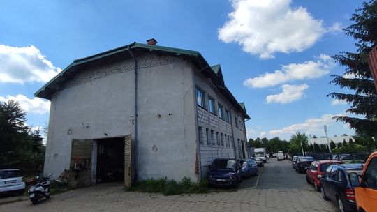 Budynek usługowy z funkcją mieszkalną.