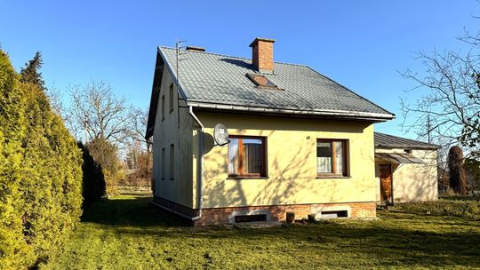 Dom przy spokojnej ulicy, nad rzeką.