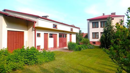 Dom z budynkiem gospodarczym przy lesie