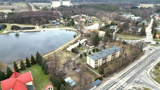 Mieszkanie na parterze z dwoma garażami i ogrodem.