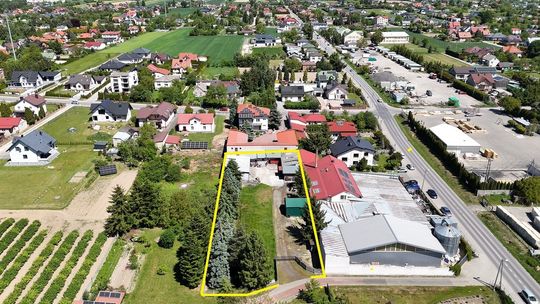 Przestronna działka z zabudowaniami. Przestronna działka z zabudowaniami.