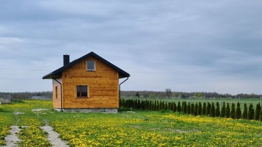 Rekreacyjny domek na Roztoczu z dużą działką.