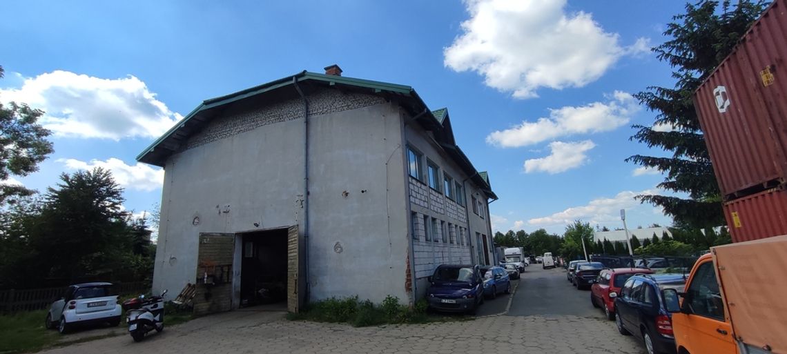 Budynek usługowy z funkcją mieszkalną. Budynek usługowy z funkcją mieszkalną.