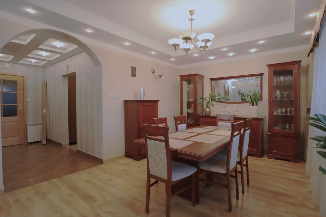 Dom z ogrodem, tarasem i garażem Dom z ogrodem, tarasem i garażem