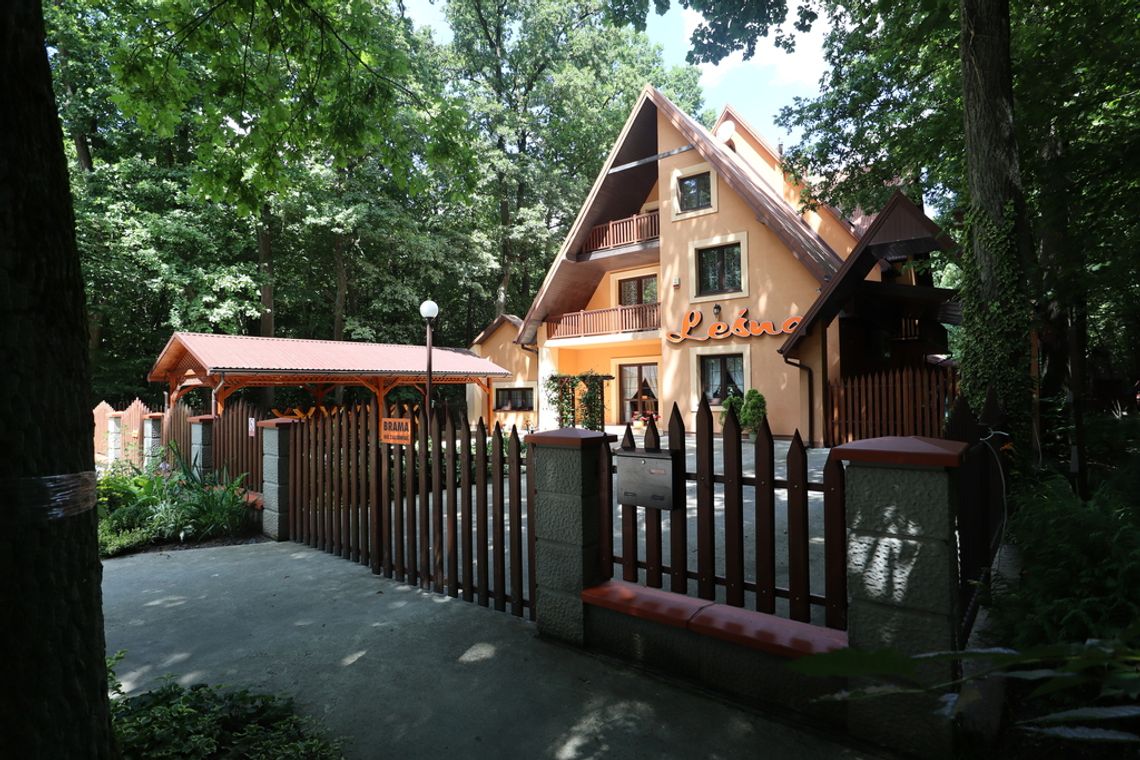 Kompleks restauracyjny z salą imprez Kompleks restauracyjny z salą imprez