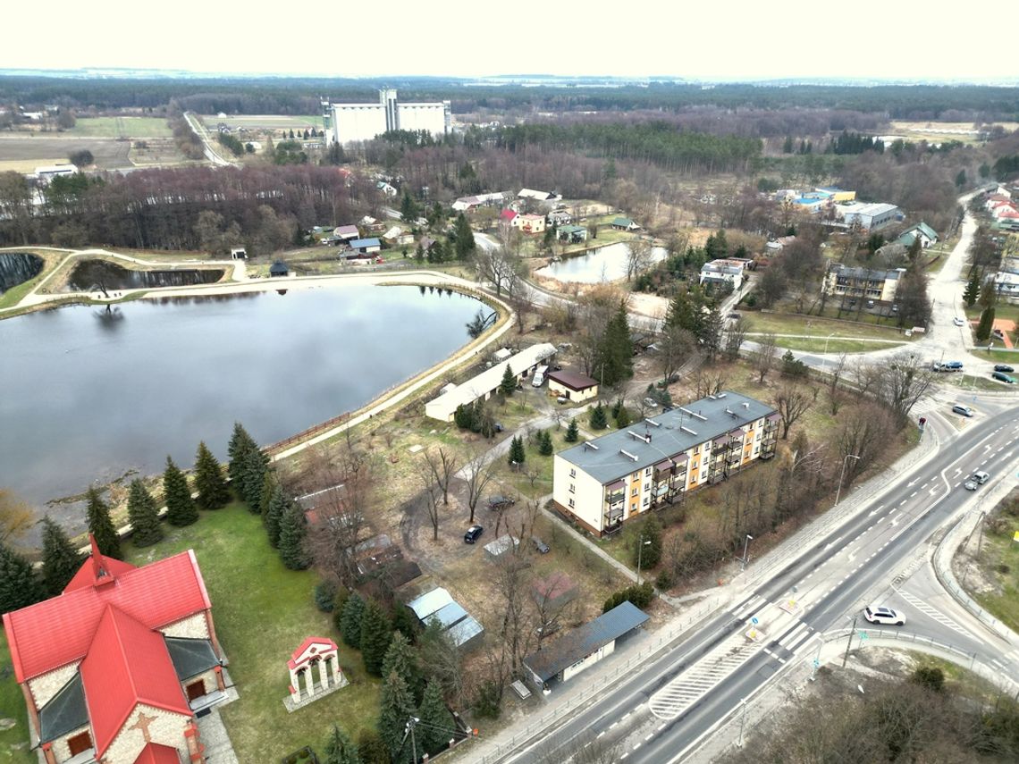 Mieszkanie na parterze z dwoma garażami i ogrodem.