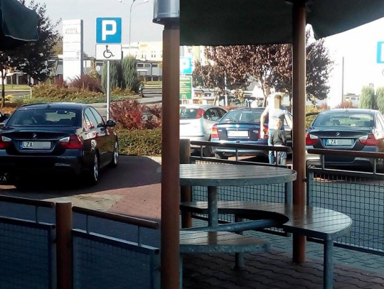 Parking przy McDonald's w Zamościu