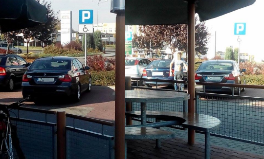 Parking przy McDonald's w Zamościu