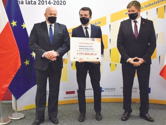 Starosta Andrzej Szarlip odbiera czek na dofinansowanie projektu „Seniorzy na start”.