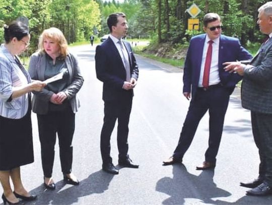  Starosta Andrzej Szarlip z posłem Beatą Strzałką i wicewojewodą Robertem Gmitruczukiem.