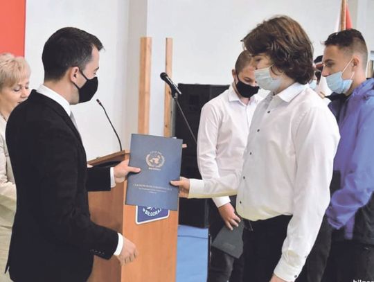  Wręczenie stypendiów uczniom powiatowych szkół.