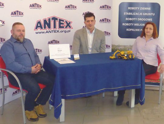 Andrzej Kawa – Kierownik ds. obsługi maszyn budowlanych i środków transportu, Michał Hudaszek – Prezes Zarządu Spółki ANTEX II Sp. z o. o., Ewa Cetnarowicz – Kierownik ds. projektów unijnych i gospodarowania odpadami 