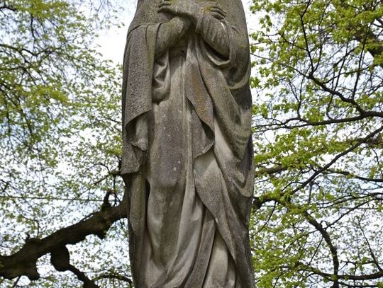 Rzeźba z przedstawieniem Matki Bożej Niepokalanie Poczętej autorstwa Konstantego Hegla na cmentarzu z I wojny światowej w Poturzynie.