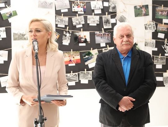 Wystawę poświęconą Kazimierzowi Górskiemu otworzyła burmistrz Marta Majewska. O sukcesach legendarnego trenera powiadał jego syn Dariusz Górski.