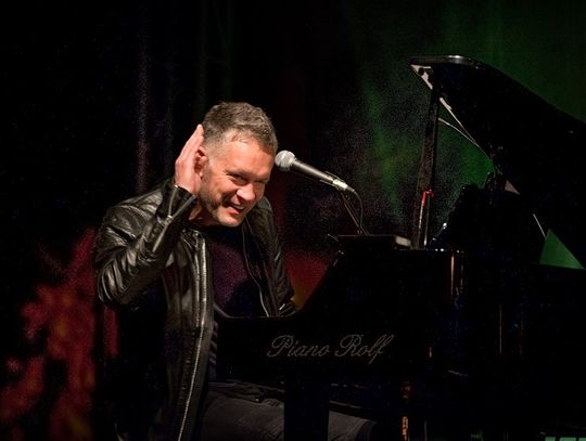 Krzysztof Antkowiak przy akompaniamencie Piotra Skotnickiego zagrał koncert na Festiwalu Kryminalia Lubyckie w Lubyczy Królewskiej.