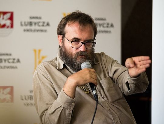 Andrzej Pilipiuk poprowadził dla młodzieży i dorosłych warsztaty o tym, jak nie należy pisać książek.
