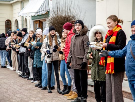 Hrubieszów: Podaj książkę! Przeprowadzka biblioteki z udziałem mieszkańców