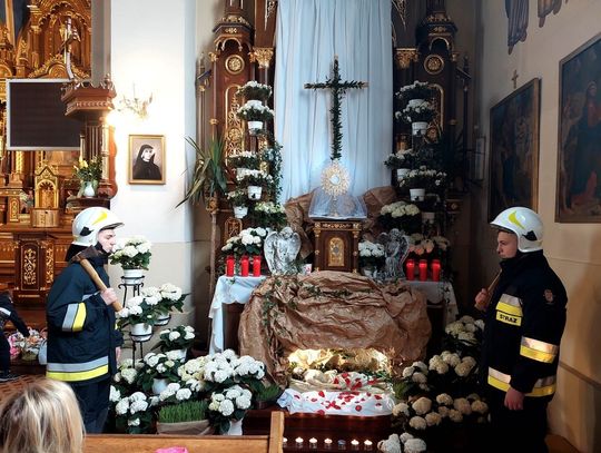 Strażacy strzegą tradycji. Warty honorowe przy Grobie Pańskim