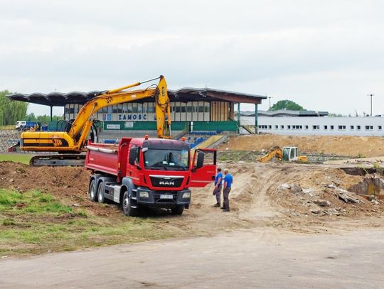 Trwa rozbiórka stadionu Hetmana Zamość. Zobacz zdjęcia