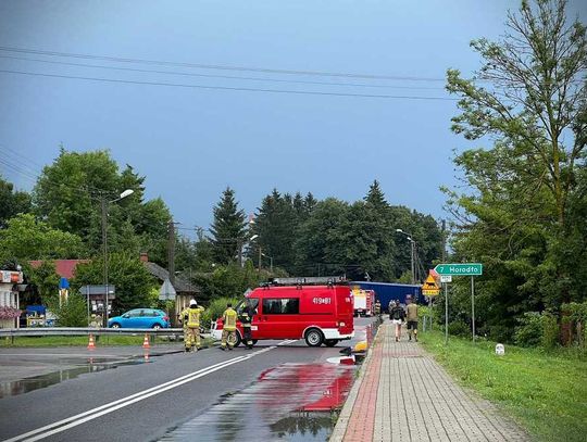 Wypadek w Strzyżowie. Ciężarówka uderzyła w dom [ZDJĘCIA]