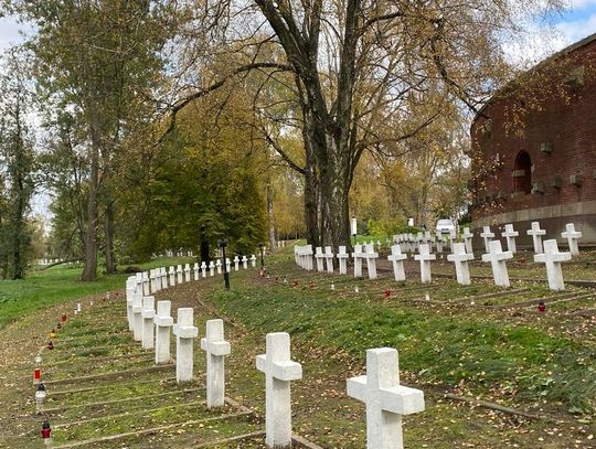 Zamość: Uczniowie uporządkowali groby na cmentarzu wojennym Rotunda [ZDJĘCIA]