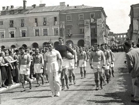 1 maja w latach 50. Pochody w Zamościu i Szczebrzeszynie. Zobacz archiwalne zdjęcia