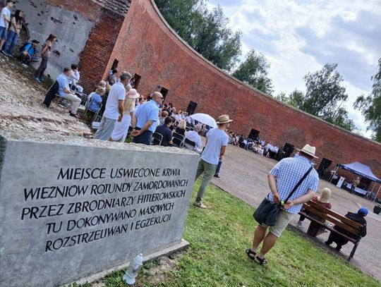 Zamość: Odsłonięcie płyty pamiątkowej poświęconą żołnierzom AK z Zamojszczyzny