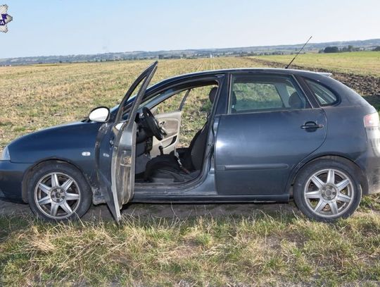 Gm. Komarów Osada: Pijany 51-latek uciekał przed policją. W samochodzie miał broń [ZDJĘCIA]