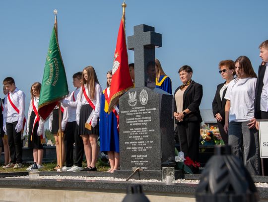 Tereszpol-Zaorenda: Złożenie kwiatów i zapalenie zniczy na mogile wojennej