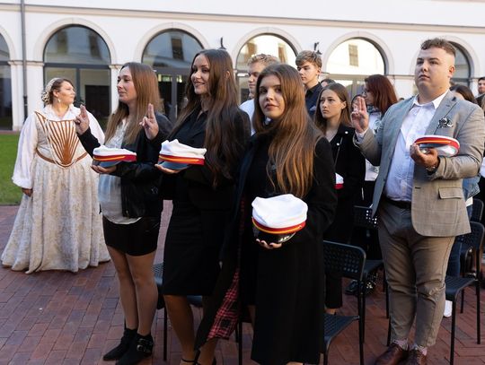 Gaudeamus w Akademii Zamojskiej. Ponad 500 studentów zaczęło pierwszy rok studiów [ZDJĘCIA]