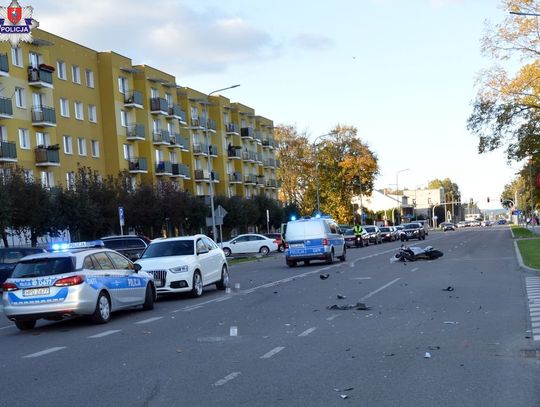 Zamość: 74-latka nie ustąpiła mu pierwszeństwa. Motocykl odbił się od skody i uderzył w audi