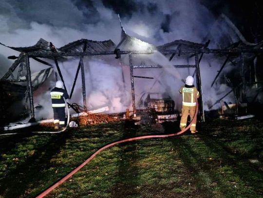 Gm. Stary Zamość: Ogień zniszczył budynki i dwa samochody [ZDJĘCIA]