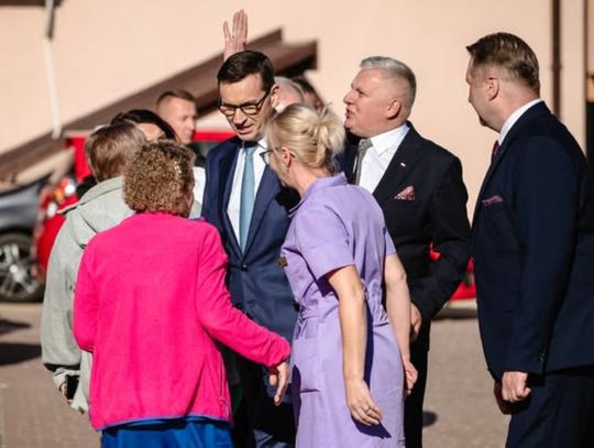 Mateusz Morawiecki i Przemysław Czarnek wizytowali szpital w Tomaszowie Lubelskim [ZDJĘCIA]