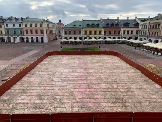 Zamość: Lodowisko wraca na Rynek Wielki. Znów poślizgamy się przed ratuszem [ZDJĘCIA]