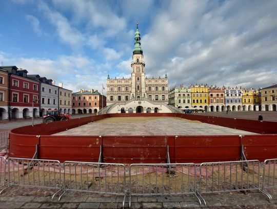 Zamość: Lodowisko wraca na Rynek Wielki. Znów poślizgamy się przed ratuszem [ZDJĘCIA]