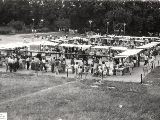 Zamość na archiwalnych fotografiach: Stary bazarek przy parku - galeria zdjęć