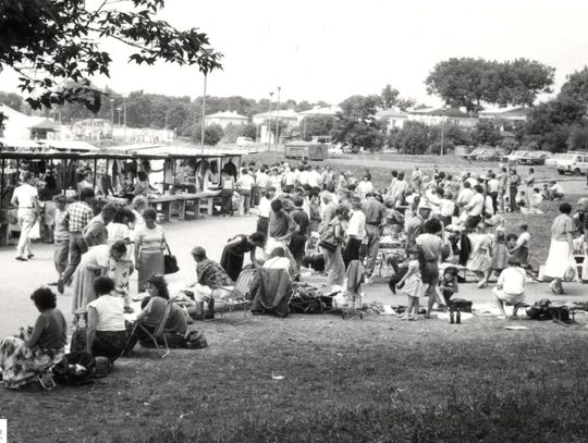Zamość na archiwalnych fotografiach: Stary bazarek przy parku - galeria zdjęć