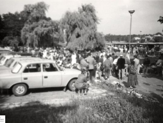Zamość na archiwalnych fotografiach: Stary bazarek przy parku - galeria zdjęć