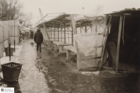 Zamość na archiwalnych fotografiach: Stary bazarek przy parku - galeria zdjęć