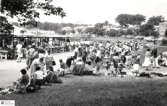 Zamość na archiwalnych fotografiach: Stary bazarek przy parku - galeria zdjęć