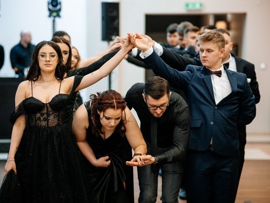 Zwierzyniec: Studniówka Zespołu Szkół i Placówek Oświatowych. Cóż to był za bal [ZDJĘCIA]