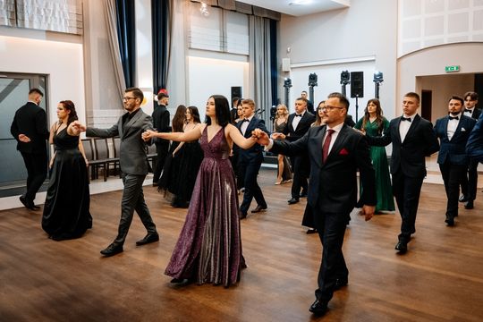 Studniówka Zespołu Szkół i Placówek Oświatowych w Zwierzyńcu - galeria zdjęć